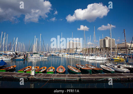 Israël, Tel Aviv, yachts et bateaux amarrés dans la marina avec ciel bleu et blanc ciel au-dessus Banque D'Images