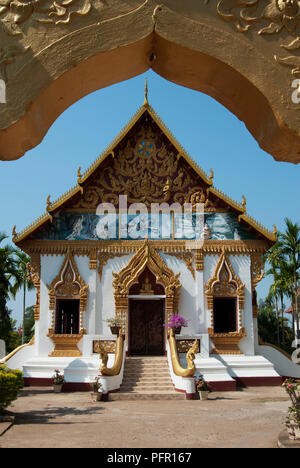 Le Laos, le sud du Laos, Pakse, Champasak Sangha College de Wat Luang, ornate building vu à travers l'arche d'entrée Banque D'Images