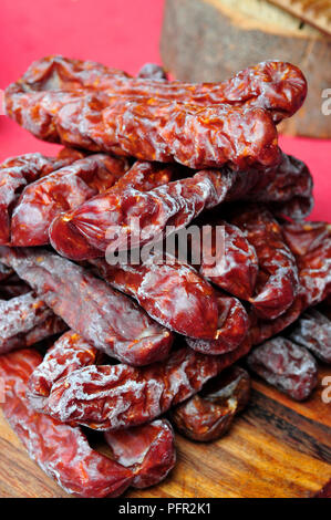 Pile de saucisses polonaises fumé sur market stall, close-up Banque D'Images