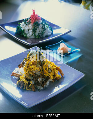 Le brocoli et fromage omelette aux champignons et les sushi servi sur place bleue plaques avec gingembre mariné, close-up Banque D'Images