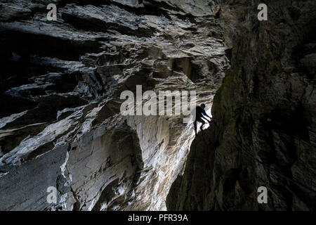 Escalade sur la via ferrata Gemmi-Daubenhorn, Leukerbad, Suisse, Europe Banque D'Images