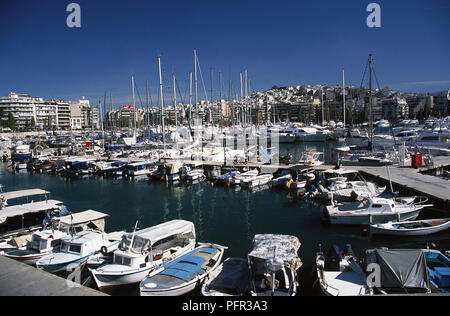 Grèce, Athènes, Le Pirée, Pasalimani, petits bateaux et yachts amarrés dans la baie bordée d'hôtels. Banque D'Images