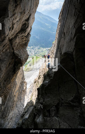 Escalade sur la via ferrata Gemmi-Daubenhorn, Leukerbad, Suisse, Europe Banque D'Images