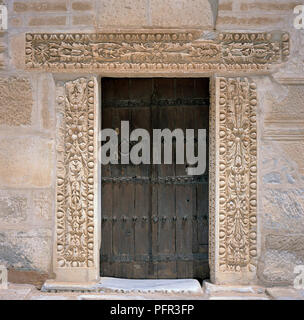 Tunisie, Kairouan, la Grande Mosquée (Mosquée Sidi Oqba), porte de minaret, dans le centre de medina Banque D'Images