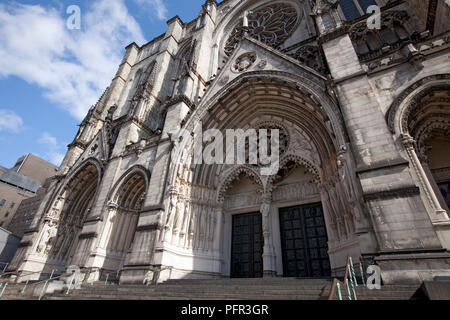 USA, New York, New York City, Cathédrale de Saint John the Divine, façade gothique et entrée privée, close-up Banque D'Images