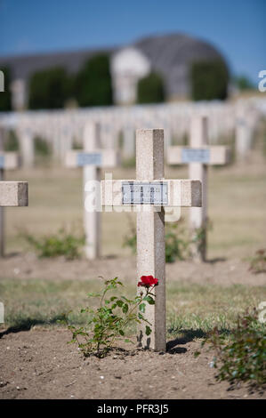 France, Lorraine, Meuse, Verdun, l'Ossuaire de Douaumont Ossuaire de Douaumont (), war graves Banque D'Images