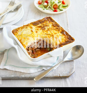 La pomme de terre et noix mixtes moussaka végétarienne dans le plat de cuisson, une cuillère Banque D'Images