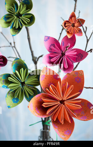 Fleurs en papier dans un vase Banque D'Images