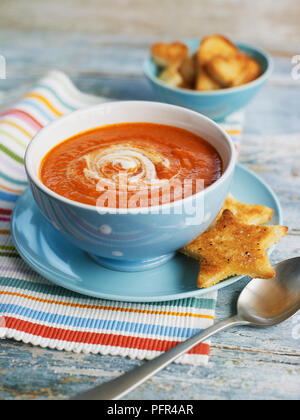 Soupe de tomate à la crème servi dans un bol avec des croûtons en forme d'étoile Banque D'Images