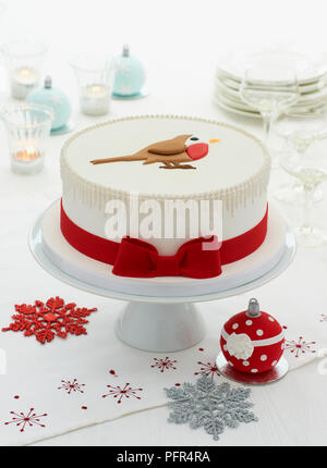 Gâteau de Noël avec robin cerise Banque D'Images