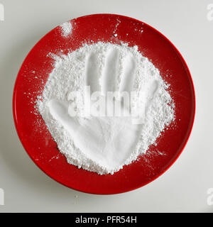 Hand Print dans la plaque de farine Banque D'Images