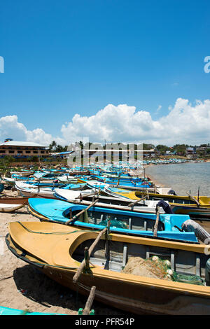 Sri Lanka, Province du Sud, Hambantota, bateaux de pêche sur la plage Banque D'Images