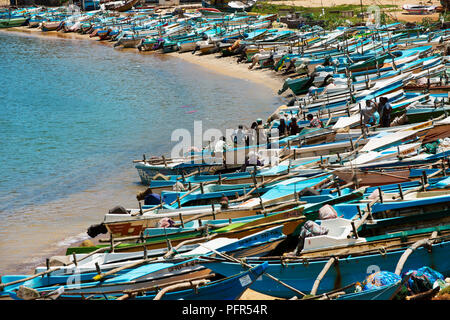 Sri Lanka, Province du Sud, Hambantota, Vieux Port, bateaux de pêche sur la plage Banque D'Images