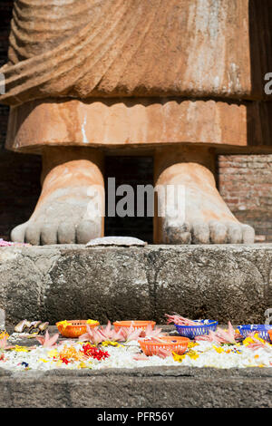 Le Sri Lanka, la Province d'Uva, Maligawila, pieds de statue de Bouddha Banque D'Images