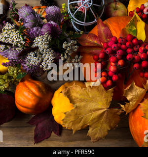 Automne orange citrouille, Rowan berry, André Gide, blanc fleur et feuille d'érable de l'automne Banque D'Images