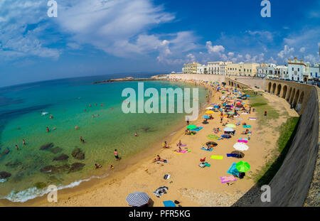 Vue panoramique de la côte et de la plage avec des gens dans des vacances d'été, à Gallipoli - Italie Banque D'Images