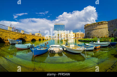 Vieux port de Gallipoli, paysage urbain avec vue château et bateaux entre pont Stari Grad dans les Pouilles, Italie Banque D'Images