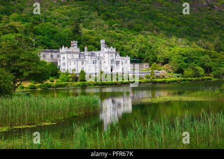 L'Abbaye de Kylemore sur le lac. Parc national de Connemara en Irlande. Banque D'Images