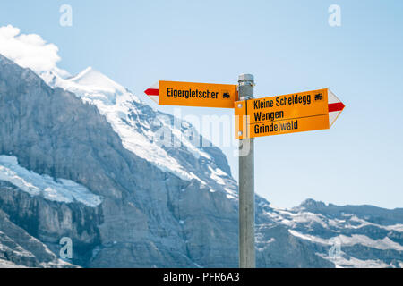 Région Jungfrau dans le sens de la flèche signe avec la montagne enneigée en Suisse Banque D'Images