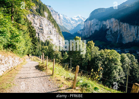 Sentier de randonnée de montagne Lauterbrunnen road en Suisse Banque D'Images