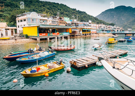 Hong Kong - le 16 mars 2017 : Lamma Island Sok Kwu Wan village vue sur le port de pêche Banque D'Images