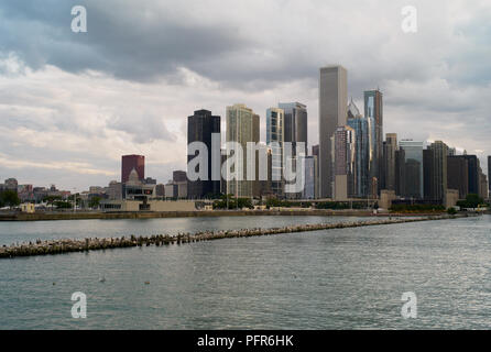 Chicago, ILLINOIS, États-Unis - 26 juillet 2009: Le Skyline de Chicago vu du lac Michigan avec un ciel nuageux Banque D'Images