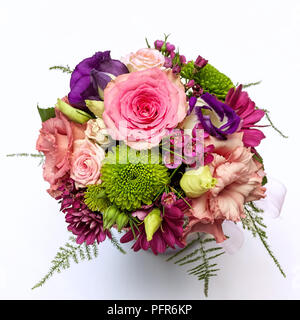 Bouquet coloré avec des roses et fleurs de lisianthus Vue de dessus isolé sur fond blanc Banque D'Images