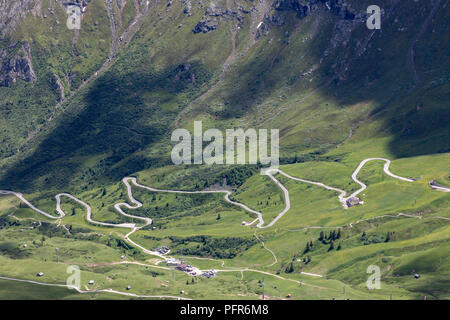 Route de montagne serpentant franchissant le col du pordoi Dolomites en Italie Banque D'Images