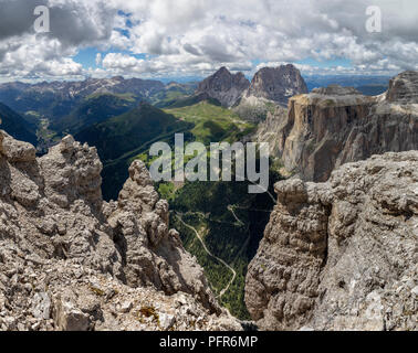 Vue depuis le Sass Pordoi le long de la vallée de Campitello dans le Dolomites italiennes Banque D'Images