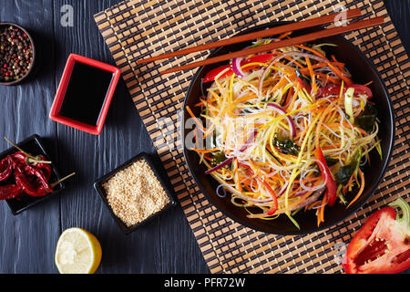 Style asiatique-léger et frais en tranches avec une salade de légumes croquants et d'algues wakame Vue de dessus de nouilles de riz dans un bol, close-up, vue d'en haut Banque D'Images