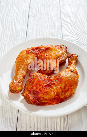 Cuisses de poulet frit croustillant sur une plaque blanche sur une table en bois, télévision lay, close-up,vertical Vue de dessus Banque D'Images