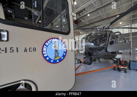 Des soldats américains affectés à la sécurité et l'appui 2-151er bataillon de l'aviation, de la Caroline du Sud à la sortie de l'Army National Guard S.C. de la technologie et de l'Aviation Centre, Greenville, S.C. dans un hélicoptère UH-72A Lakota, Mai 21, 2018, de fournir un appui à la patrouille frontalière américaine au Texas. L'hélicoptère et des soldats sera de fournir du soutien en matière de surveillance aérienne le long de la frontière du Texas. Banque D'Images