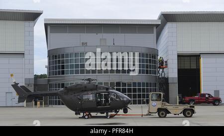 Des soldats américains affectés à la sécurité et l'appui 2-151er bataillon de l'aviation, de la Caroline du Sud à la sortie de l'Army National Guard S.C. de la technologie et de l'Aviation Centre, Greenville, S.C. dans un hélicoptère UH-72A Lakota, Mai 21, 2018, de fournir un appui à la patrouille frontalière américaine au Texas. L'hélicoptère et des soldats sera de fournir du soutien en matière de surveillance aérienne le long de la frontière du Texas. Banque D'Images