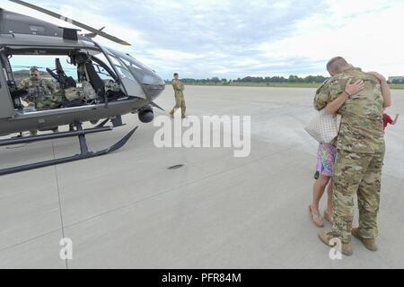 Des soldats américains affectés à la sécurité et l'appui 2-151er bataillon de l'aviation, de la Caroline du Sud à la sortie de l'Army National Guard S.C. de la technologie et de l'Aviation Centre, Greenville, S.C. dans un hélicoptère UH-72A Lakota, Mai 21, 2018, de fournir un appui à la patrouille frontalière américaine au Texas. L'hélicoptère et des soldats sera de fournir du soutien en matière de surveillance aérienne le long de la frontière du Texas. Banque D'Images