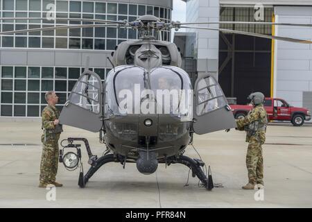 Des soldats américains affectés à la sécurité et l'appui 2-151er bataillon de l'aviation, de la Caroline du Sud à la sortie de l'Army National Guard S.C. de la technologie et de l'Aviation Centre, Greenville, S.C. dans un hélicoptère UH-72A Lakota, Mai 21, 2018, de fournir un appui à la patrouille frontalière américaine au Texas. L'hélicoptère et des soldats sera de fournir du soutien en matière de surveillance aérienne le long de la frontière du Texas. Banque D'Images