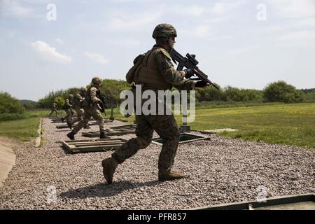 États-unis et Royal Marines mener des exercices de tir au cours de la Royal Marine tir opérationnel (RMOSC Competiton) au Camp d'entraînement, Altcar Hightown, Royaume-Uni, le 21 mai 2018. Le Corps des Marines américains voyages au Royaume-Uni chaque année pour soutenir la concurrence dans l'(RMOSC) avec la possibilité d'échanger des expériences opérationnelles, physique et le tir de la formation. Banque D'Images