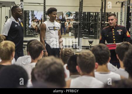 Le sergent David K. Randall, un recruteur de recrutement avec Phoenix, présente le prix à Semper Fi All-American Josiah Jacobs au Saguaro High School, Scottsdale, Arizona, AMay 21, 2018. Chaque All-American auront la possibilité d'inviter un mentor de leur choix de leur école, équipe de sport ou un organisme communautaire d'assister à l'événement avec eux. Banque D'Images