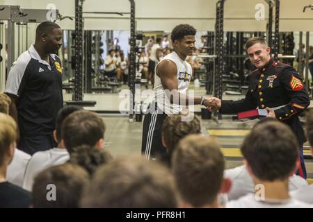 Le sergent David K. Randall, un recruteur de recrutement avec Phoenix, présente le prix à Semper Fi All-American Josiah Jacobs au Saguaro High School, Scottsdale, Arizona, AMay 21, 2018. Chaque All-American auront la possibilité d'inviter un mentor de leur choix de leur école, équipe de sport ou un organisme communautaire d'assister à l'événement avec eux. Banque D'Images