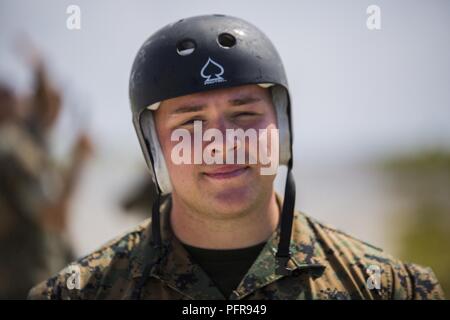 Marine Corps Cpl. Ian Pace, un avion d'air, la prestation des services Spécialiste de la livraison de l'air 3e peloton, Compagnie de soutien d'atterrissage, 3e Bataillon de soutien du transport maritime, 3e Groupe Logistique, attend que le transport aérien en chute libre après d'un KC-130 le 21 mai 2018, sur Ie Shima, Okinawa, Japon. La Marine a effectué des opérations de largage de type chute d'une plate-forme de cinq-portes, faisceaux, chute libre et cavaliers en ligne statique, et le Polaris MRZR4-900 sur l'île. MLG 3ème Marines travaillaient aux côtés des marines avec 3e Bataillon de Reconnaissance, 3e Division de marines, pendant l'évolution de la formation régulièrement pour compléter Banque D'Images