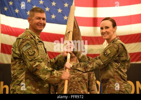 Le colonel de l'US Air Force Commandant Eric Fajardo 380e Escadre expéditionnaire de la Groupe de soutien de mission dirige le parti officiel y compris au départ 380e Escadron de soutien de la Force expéditionnaire du lieutenant-colonel commandant Kimberly Jennings et son sucsessor, le Lieutenant-colonel Marietta Sanders lors de la cérémonie de passation de commandement à l'intérieur du centre fantôme, Al Dhafra Air Base, Emirats Arabes Unis, le 23 mai 2018. Banque D'Images