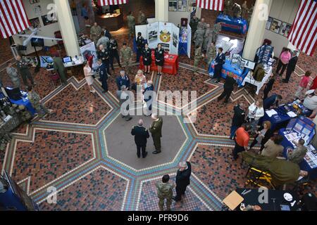 Les membres de la Garde nationale de Pennsylvanie mis en place des kiosques d'information expliquant de nombreuses fonctions de la Garde côtière aux législateurs, au personnel et aux visiteurs de la capitale le 23 mai dans le cadre de l'assemblée garde jour at the Capitol événement. La Chambre des représentants de la Pennsylvanie et du Sénat garde exceptionnel reconnu et adopté des résolutions déclarant membres 23 mai 2018 à jour de la Garde nationale en Pennsylvanie. Banque D'Images