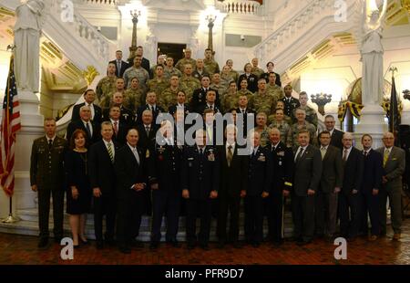 Le major-général Tony Carrelli, adjudant général de la Pennsylvanie, New York et d'autres dirigeants de la Garde nationale s'est réuni avec les législateurs pour donner le coup d'garde jour au Capitol le 23 mai à Harrisburg. La Chambre des représentants de la Pennsylvanie et du Sénat garde exceptionnel reconnu et adopté des résolutions déclarant membres 23 mai 2018 à jour de la Garde nationale en Pennsylvanie. Banque D'Images