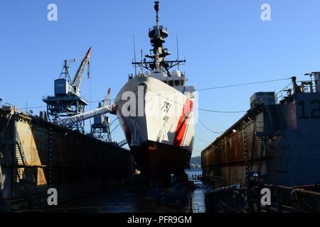 Garde-Waesche s'apprête à renflouer de cale sèche à Seattle, Washington, le 22 mai 2018. L'Waesche est un 418 pieds de classe Légende Sécurité Nationale dans homeported la faucheuse à Alameda, Californie. La Garde côtière américaine Banque D'Images