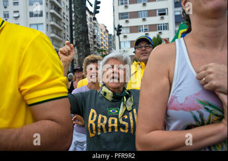 Rio de Janeiro - le 4 décembre 2016 : mars le long de la plage de Copacabana manifestants pour dénoncer la corruption politique au Brésil Banque D'Images