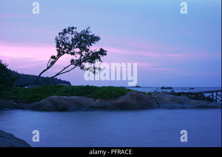 Heure bleue à Pantai Batu Beach Burung, Singkawang, l'ouest de Kalimantan, Indonésie Banque D'Images