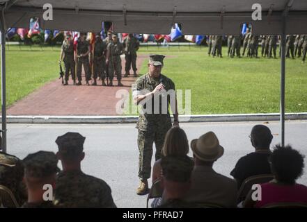 Le général du Corps des Marines américain Robert F. Hedelund, général commandant de II Marine Expeditionary Force, donne à son discours lors de la 2e Marine Expeditionary Brigade (BAM) restitution de la commande cérémonie le Camp Lejeune, N.C., 23 mai 2018. Le major-général Michael E. Langley, commandant sortant de 2e Bam, a quitté le commandement au Colonel John P. Sullivan. ( U.S. Marine Corps Banque D'Images