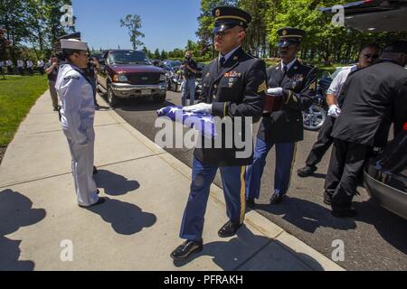 Le sergent de l'armée américaine. Bénissez Sherrill, centre, et le Sgt. Raheem Rowell, tant avec le New Jersey Army National Guard, porter un drapeau et l'urne contenant les cremains d'un ancien combattant au cours de la 27e mission d'honneur du New Jersey (NJMOH) Cérémonie au brigadier général William C. Doyle Memorial Cemetery at North Hanover Township, N.J., le 24 mai 2018. L'cremains de sept anciens combattants de la Seconde Guerre mondiale - James M. Bey, Walter R. joues, Herbert L. Felder, Leroy J. Jefferson, John G. Leake, Wesley Ross, et Charles R. Upshaw Sr., un vétéran de Corée, Booker Tullis Sr., un vétéran du Vietnam Samuel F. Dorsey Jr., et un C Banque D'Images