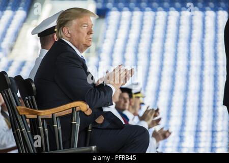 L'Honorable Président Donald J. Trump, 45e Président des Etats-Unis, assiste à la cérémonie de mise en service et l'obtention du diplôme de l'académie navale des États-Unis classe de 2018, Annapolis, Maryland, le 25 mai 2018. Trump a donné une adresse pour l'obtention du Diplôme Le diplôme 1 042 aspirants, avec chacune leur remise du diplôme. Banque D'Images