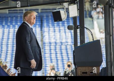 L'Honorable Président Donald J. Trump, 45e Président des Etats-Unis, assiste à la cérémonie de mise en service et l'obtention du diplôme de l'académie navale des États-Unis classe de 2018, Annapolis, Maryland, le 25 mai 2018. Trump a donné une adresse pour l'obtention du Diplôme Le diplôme 1 042 aspirants, avec chacune leur remise du diplôme. Banque D'Images