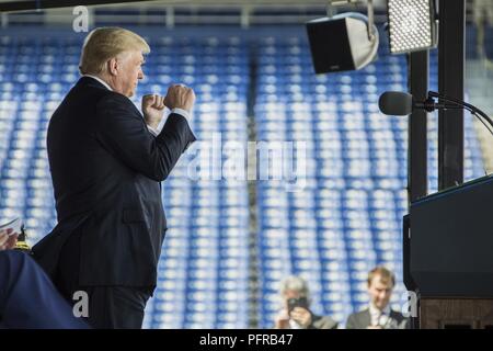 L'Honorable Président Donald J. Trump, 45e Président des Etats-Unis, assiste à la cérémonie de mise en service et l'obtention du diplôme de l'académie navale des États-Unis classe de 2018, Annapolis, Maryland, le 25 mai 2018. Trump a donné une adresse pour l'obtention du Diplôme Le diplôme 1 042 aspirants, avec chacune leur remise du diplôme. Banque D'Images